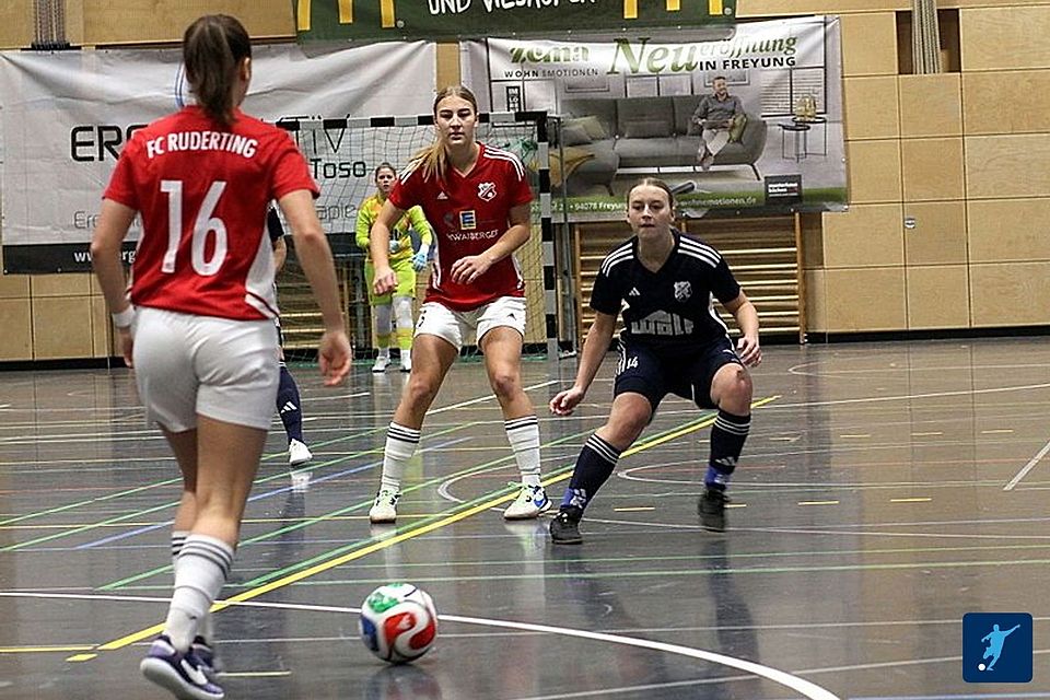 Vorrunde Gruppe 1: Die beiden Favoriten-Teams aus Ruderting und Kirchberg qualifizieren sich für die die Hauptrunde.