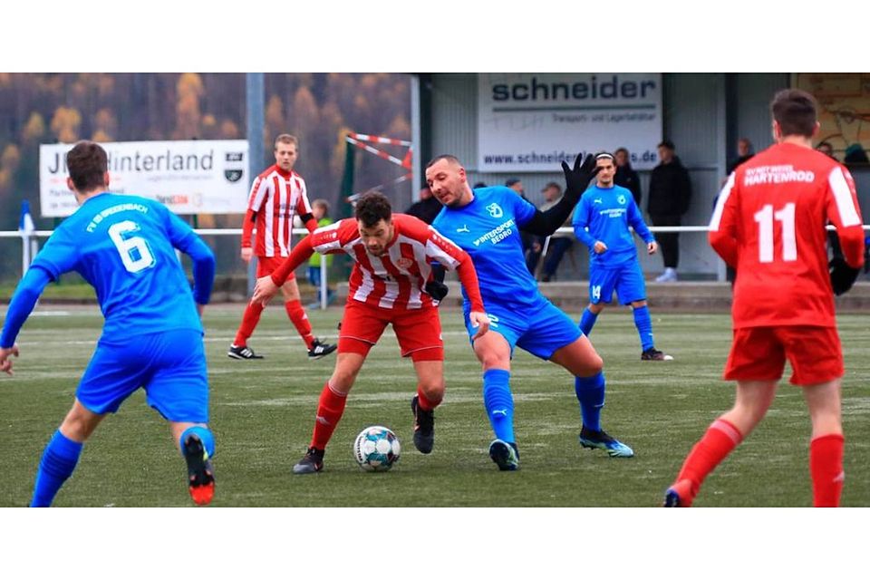 Jannik Jung (am Ball) und der SV Hartenrod gewinnen gegen den FV Breidenbach II und Kale Ibrahim mit 3:1. (© Jens Schmidt)