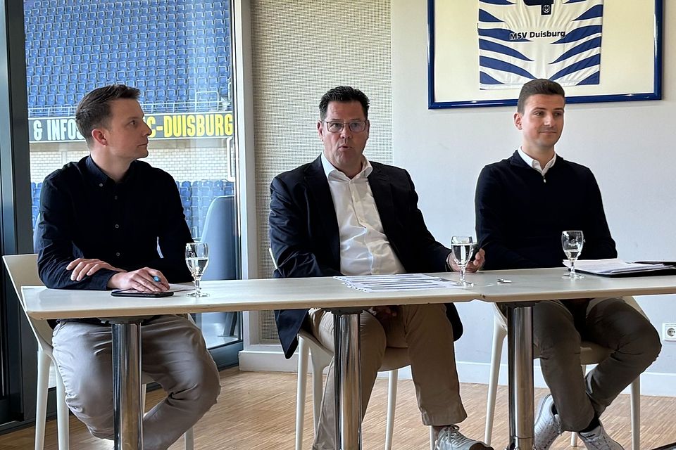 Niklas Ehrmuth, stellvertretender Pressesprecher, Jörg Eicker, Mitglied des Vorstands und Marvin Schmickler, kaufmännischer Leiter beim MSV Duisburg, erklären die Zahlen für das Geschäftsjahr 2023/24. Niklas Ehrmuth, stellvertretender Pressesprecher, Jörg Eicker, Mitglied des Vorstands und Marvin Schmickler, kaufmännischer Leiter beim MSV Duisburg, erklären die Zahlen für das Geschäftsjahr 2023/24.