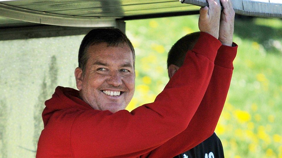 Die Auftaktniederlage unter seiner Regie lächelt Robert Walch, der neue Trainer der TSG Stadtbergen, weg.   F.: Andreas Lode
