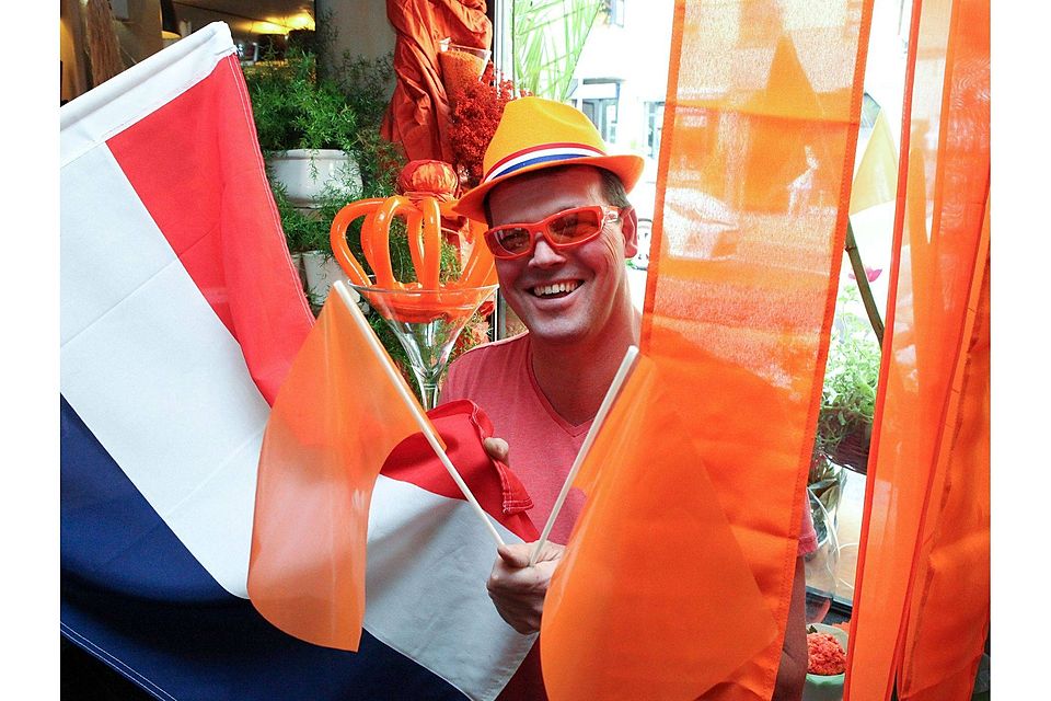 Voll in seinem Element - der gebürtige Holländer (48) drückt seiner "Oranje" fest die Daumen. Lieblingsspieler Arjen Robben soll die Mannschaft auch im Viertelfinale beflügeln. Foto: Heiko Kubenka