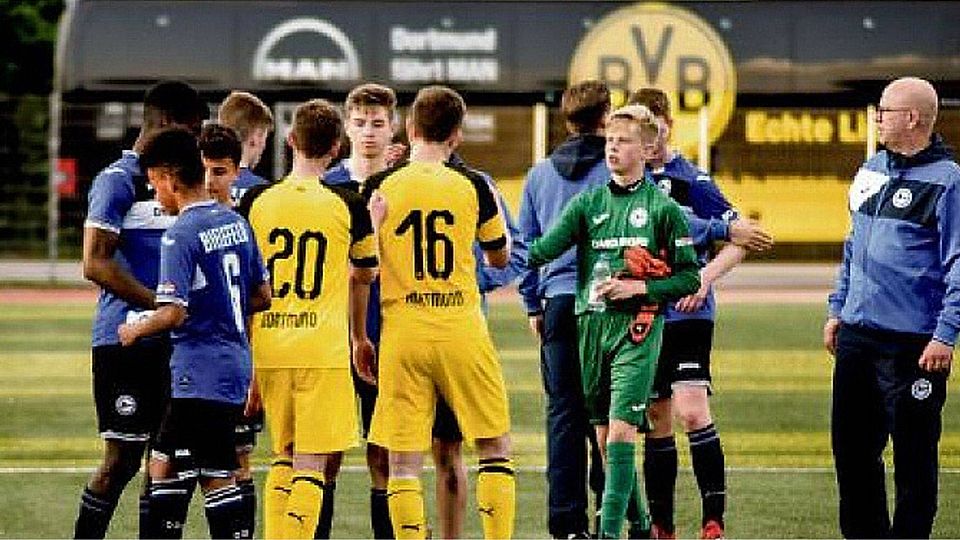 Einsteigen, bitte: Als Arminias U15 gegen Borussia Dortmund spielte, entstand dieser Schnappschuss. Bald sitzt Marlon Zacharias (hier im grünen Torwartdress) selbst im Dortmunder Mannschaftsbus. Foto: privat