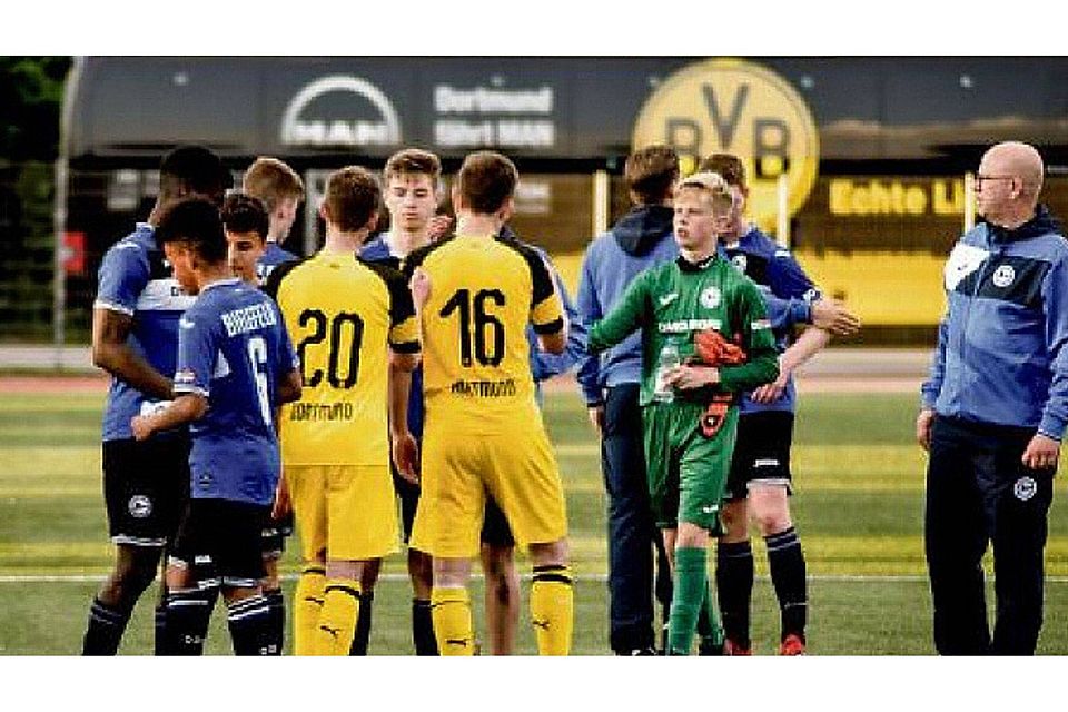 Einsteigen, bitte: Als Arminias U15 gegen Borussia Dortmund spielte, entstand dieser Schnappschuss. Bald sitzt Marlon Zacharias (hier im grünen Torwartdress) selbst im Dortmunder Mannschaftsbus. Foto: privat