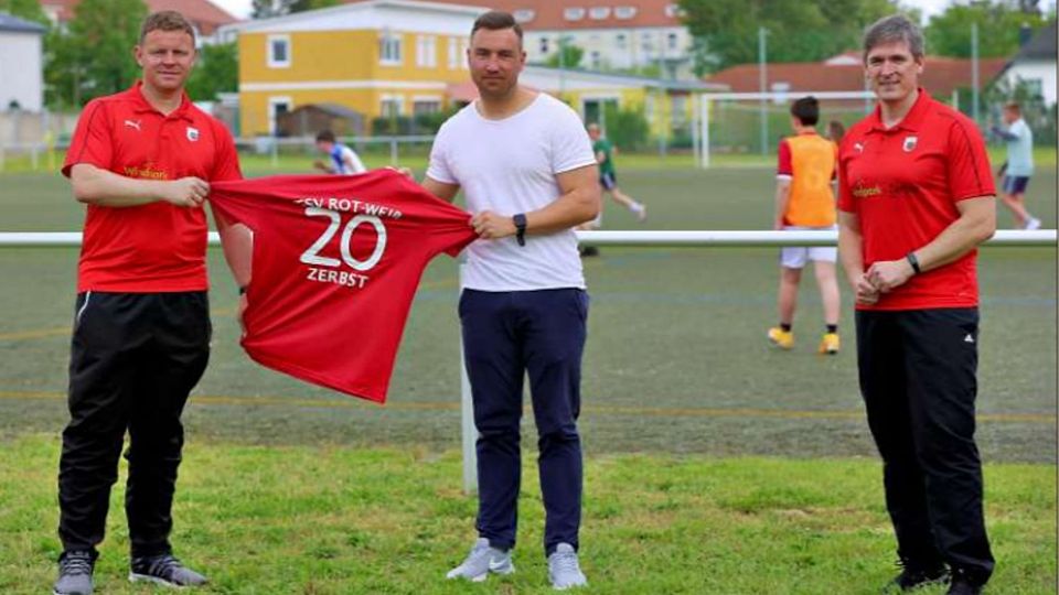 Die Trainer der Landesklasse-Elf des TSV Rot-Weiß Zerbst, Florian Sens (links) und Keven Sens (rechts) begrüßen mit Markus Jahnke den nächsten Neuzugang, mit dem sie ihre Mannschaft weiter verstärken möchten.