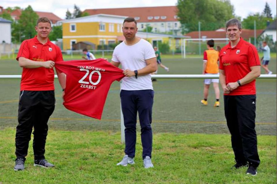 Die Trainer der Landesklasse-Elf des TSV Rot-Weiß Zerbst, Florian Sens (links) und Keven Sens (rechts) begrüßen mit Markus Jahnke den nächsten Neuzugang, mit dem sie ihre Mannschaft weiter verstärken möchten.