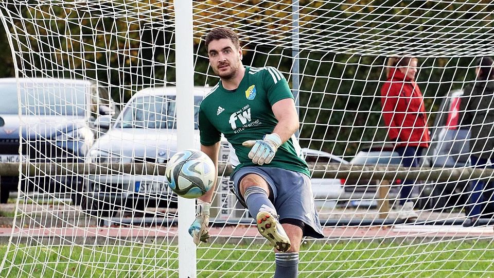 Nur weg damit: Breitbrunns Torwart Matthias Neuner musste viermal den Ball aus dem Netz holen.