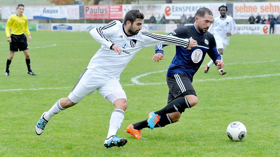 Ersan Delice (FC Gärtringen, links) versucht an seinem Tuttlinger Gegenspieler dranzubleiben Foto: Holom