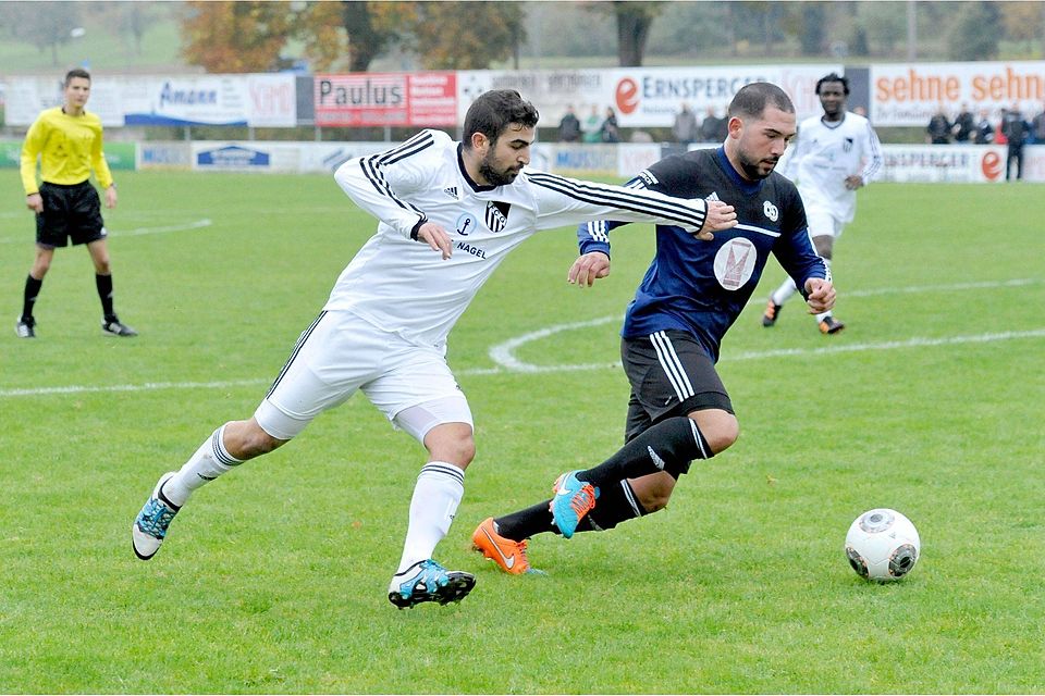 Ersan Delice (FC Gärtringen, links) versucht an seinem Tuttlinger Gegenspieler dranzubleiben Foto: Holom