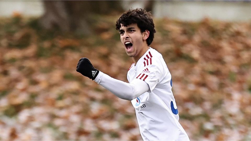 Der Stader Silas Lindenblatt eröffnet das Toreschießen gegen Tabellenschlusslicht Heidetal. Foto: Struwe