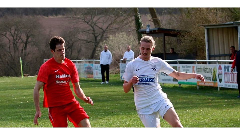Till Braun (rechts) traf mit der SG Altenburg/Eudorf/Schwabenrod am Abend auf Lumda/Geilshausen. Hier eine Szene vom sonntäglichen Heimspiel gegen Obbornhofen/Bellersheim, links Gästeakteur Marius Werner. Foto: Luca Raab 