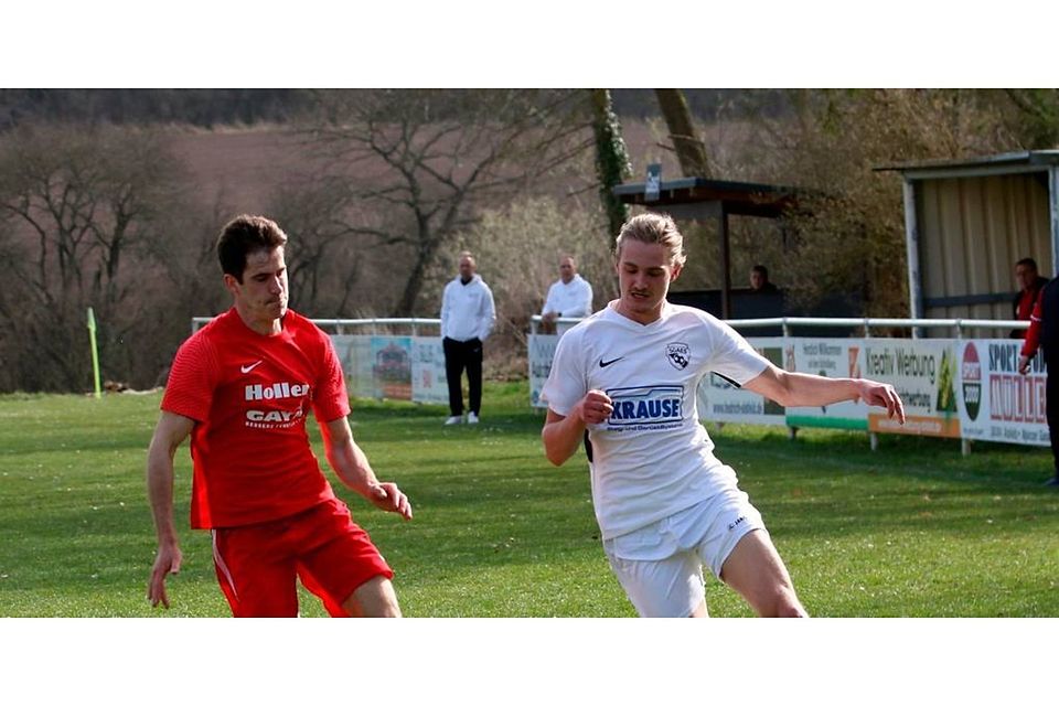 Till Braun (rechts) traf mit der SG Altenburg/Eudorf/Schwabenrod am Abend auf Lumda/Geilshausen. Hier eine Szene vom sonntäglichen Heimspiel gegen Obbornhofen/Bellersheim, links Gästeakteur Marius Werner. Foto: Luca Raab 