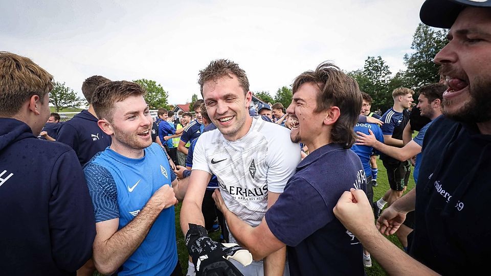 Umjubelter Held: Elfmeterheld Tobias Fröhlich (Mitte) wurde von Trainer Markus Vogt (rechts) und seinen Habacher Mitspielern geherzt.