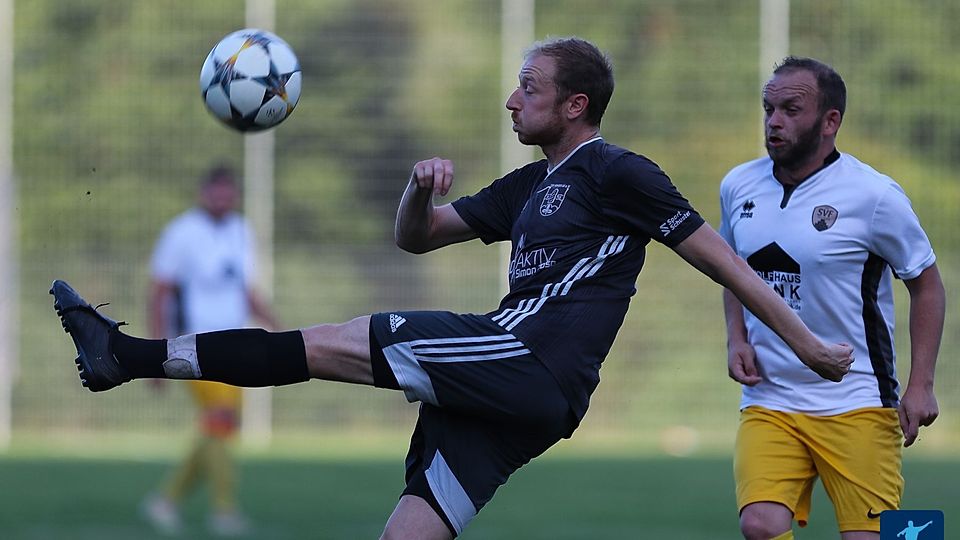 Klaus Huber (vorne) vom TSV Ringelai sorgte mit seinem Treffer kurz vor Schluss für drei Punkte.