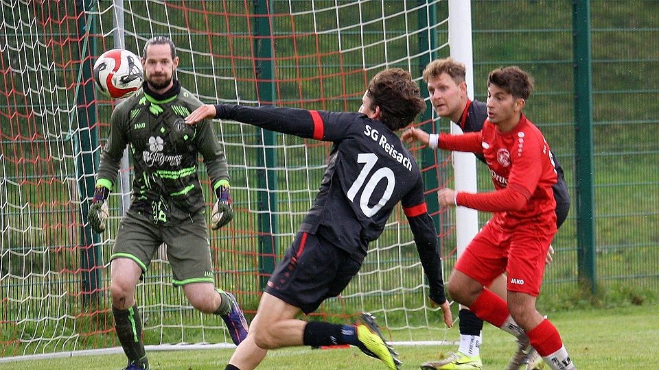 Seltenheitswert hatten Chancen für die SG Reisach wie hier durch Korbinian Melf (Mi.). Gästekeeper Alexander Denk musste in dieser Szene nicht eingreifen, denn der Ball ging über das Tor.