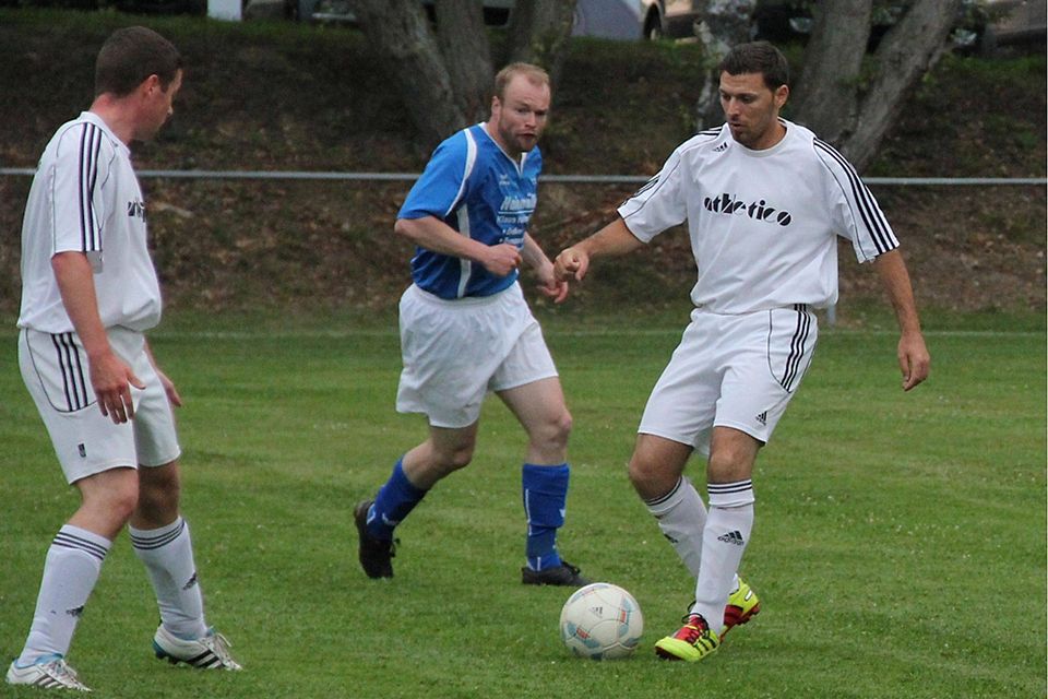 F: Sascha Peter Mengsbergs Christian Röschl (blaues Trikot) netzte gegen Pfieffe vier Mal ein. F: Sascha Peter Mengsbergs Christian Röschl (blaues Trikot) netzte gegen Pfieffe vier Mal ein.