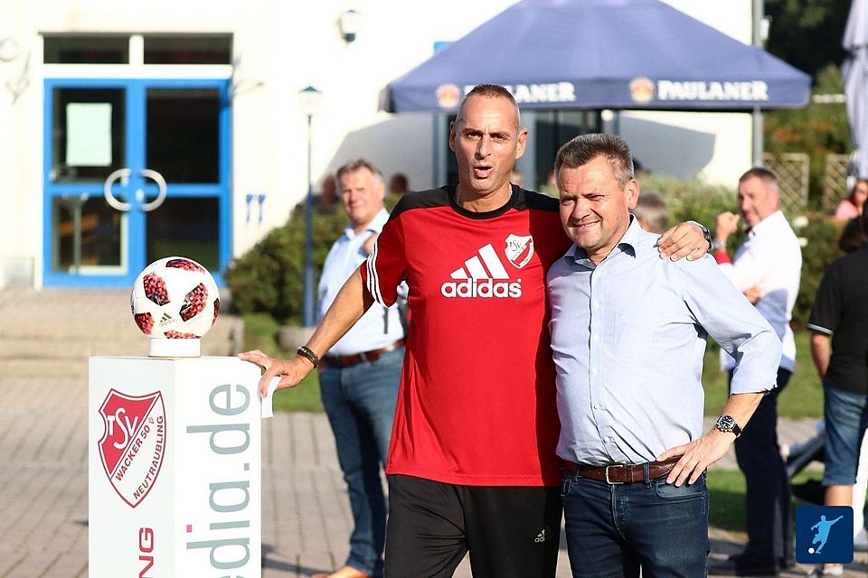 Darius Farahmand (li.) in Diensten des TSV Neutraubling. Im August 2019 schaute die SpVgg Unterhaching mit Präsident Manfred Schwabl (re.) im Rahmen des Totopokals vorbei. Dabei entstand dieser Schnappschuss.
