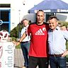 Darius Farahmand (li.) in Diensten des TSV Neutraubling. Im August 2019 schaute die SpVgg Unterhaching mit Präsident Manfred Schwabl (re.) im Rahmen des Totopokals vorbei. Dabei entstand dieser Schnappschuss.