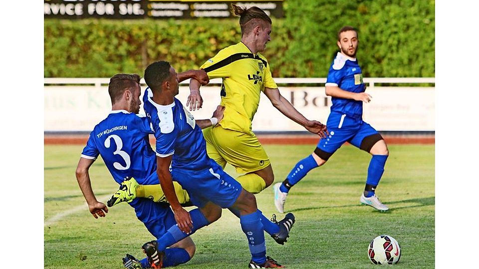 Eltingens Marco Seufert wird kurz vor der Pause im Strafraum  gelegt. Der Elfmeter bringt die 2:0-Führung. Foto: Andreas Gorr