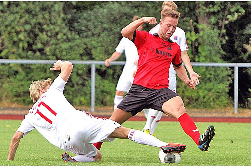 Spielt künftig wieder im Affinger Trikot: Tobias Jorsch (in rot) kommt zurück vom TSV Rain.  Archivfoto: Oliver Rabuser