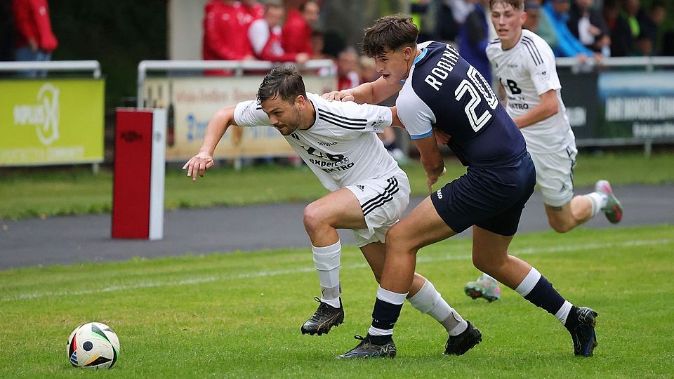 Wie schon im Hinspiel behielt die SpVgg Lam (in Weiß) im Derby gegen Roding die Oberhand.