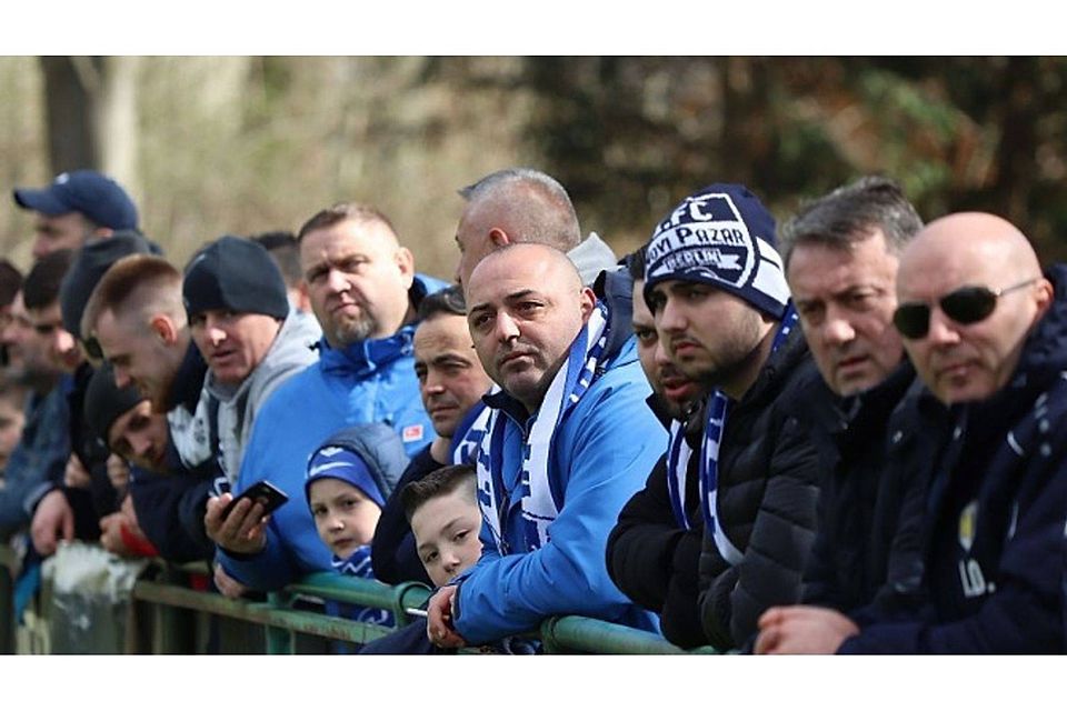 Die Anhänger vom 1.FC Novi Pazar wollen ihren Spielern heute ein einmaliges Erlebnis unterbreiten. Im Spitzenspiel werden knapp 1000 Zuschauer erwartet. F: Arlinghaus