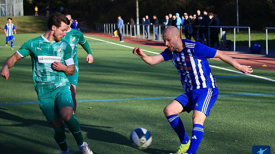 Der SV Klein-Winternheim (hier der spielende Co-Trainer Philipp Zwirner im blau-weißen Trikot) musste ein halbes Dutzend Tore schießen, um gegen die TSVgg. Stadecken-Elsheim zu siegen (Foto aus früherer Partie gegen SV Alemannia Waldalgesheim II).