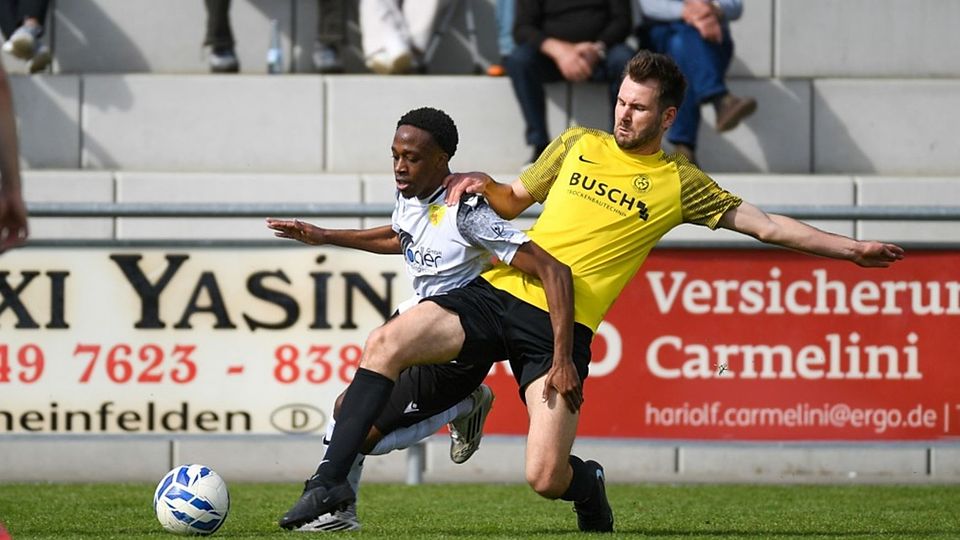 Jerome Chikwaira (FSV Rheinfelden) am Ball und im Zweikampf mit Eyhls Spielertrainer Frederick Polzer. 