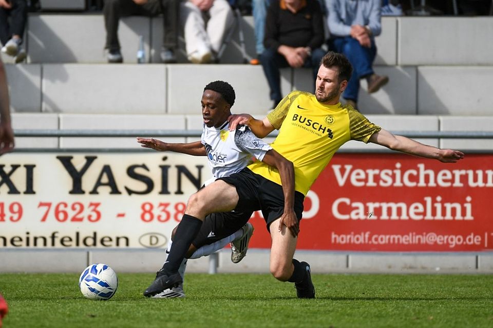 Jerome Chikwaira (FSV Rheinfelden) am Ball und im Zweikampf mit Eyhls Spielertrainer Frederick Polzer. 