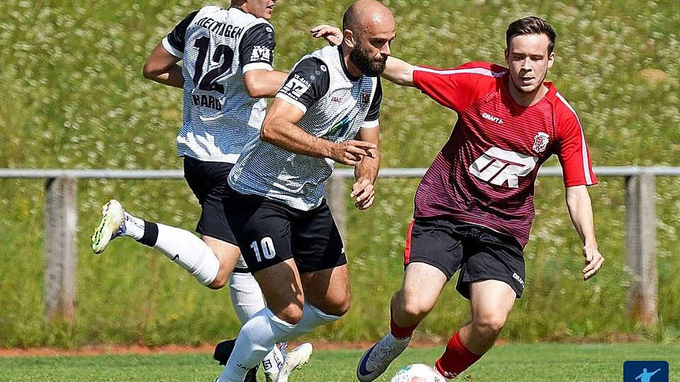 Matteo Duvnjak (links) führte den TSV Meitingen zum ungefährdeten Derbysieg beim TSV Wertingen (rechts Justin Neukirchner).
