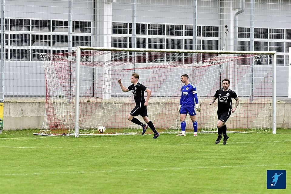 Ex-Profi Christoph Siefkes (re.) gelang für den FC Gottfrieding ein Hattrick 