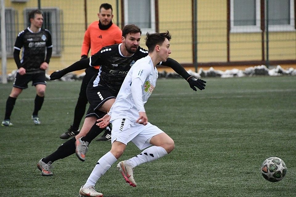 Alles im Blick: Martin Falk (hinten) beobachtet das Geschehen beim Spiel zwischen Neustadt/Orla (weiß) und Eichsfeld (schwarz).