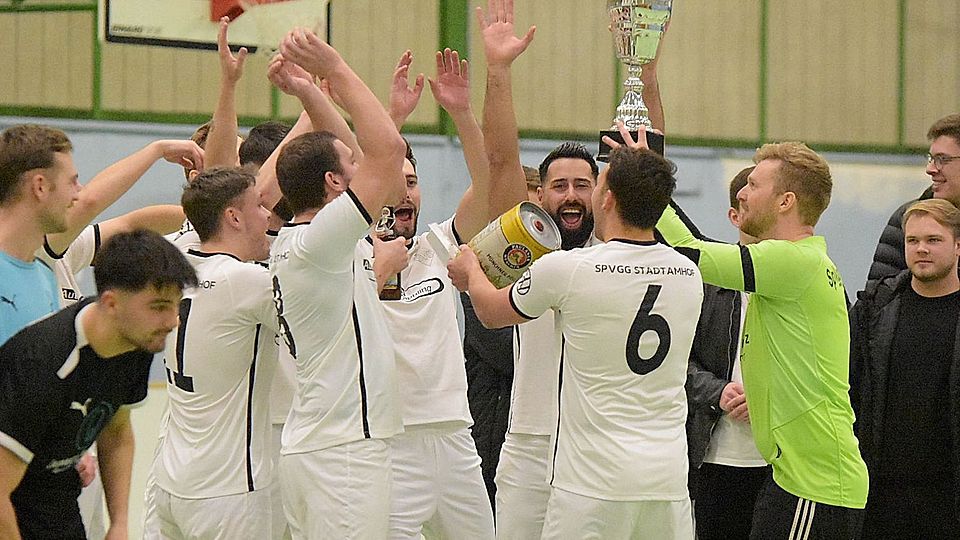 Letztes Jahr durfte der Gastgeber selbst den Siegerpokal in die Höhe recken.