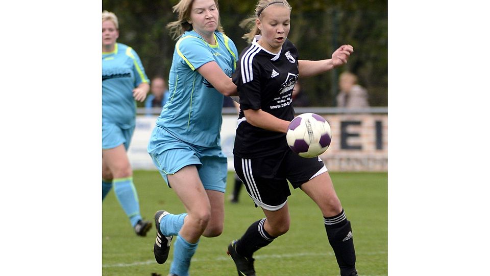Konzentriert vor Heimspielen sind die Fußballerinnen von Union Meppen (l.) und Heidekraut Andervenne.  Foto: Doris Leißing