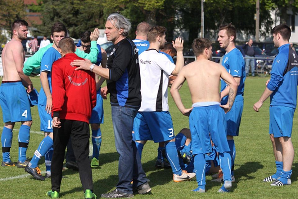 Der FC Buchholz mit seinem Trainer Siegfried Karle (Mitte)  hatte am Ende das bessere Ende auf seiner Seite. | Foto: Rafael Schwarz