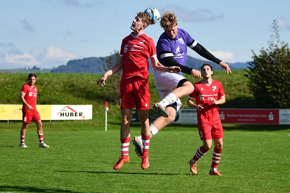 Hart umkämpft war das Duell in Saaldorf. Auch wenn hier Ajdin Nienhaus (r.) das Kopfballduell für sich entscheidet, setzte es  erneut eine 0:1-Niederlage.