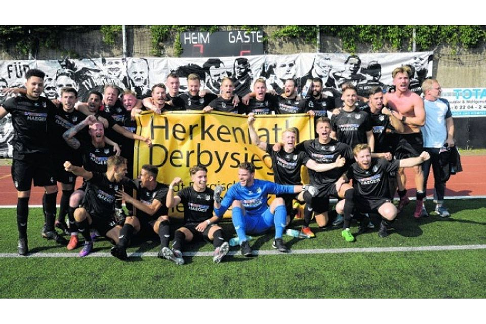 Zu den erneuten Feierlichkeiten nach einem Erfolg im Stadt-Derby fanden sich die Fußballer des TVH begeistert zum Schlussbild zusammen.