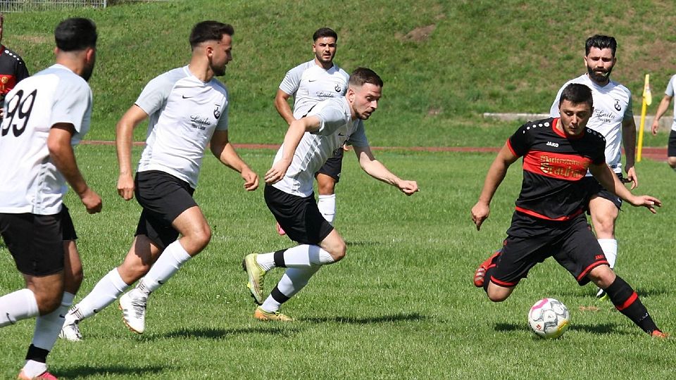 Ein Bild aus besseren Zeiten: Genclikspor Bad Tölz (graue Trikots) in einem Spiel gegen die SG Tegernseer Tal.