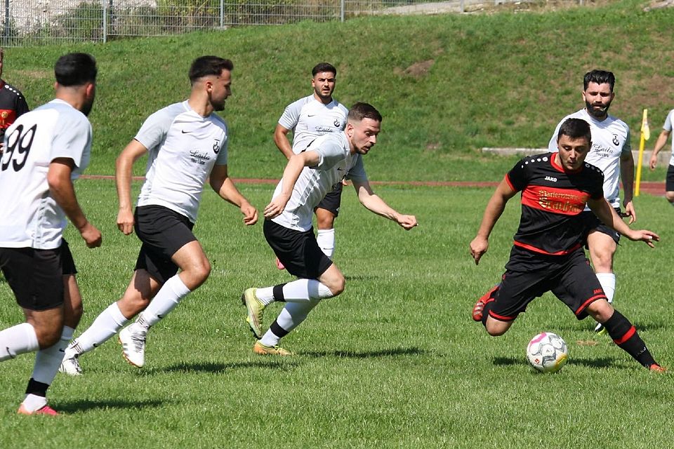 Ein Bild aus besseren Zeiten: Genclikspor Bad Tölz (graue Trikots) in einem Spiel gegen die SG Tegernseer Tal.