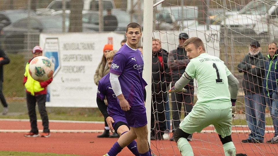 Jede Menge Arbeit hatten Oberaltings Abwehrspieler Luca Wittmann (l.) und Torhüter Maximilian Kraus.