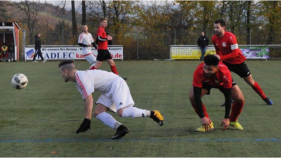 In der Hocke: Hargesheims Steven Ruiz (in weiß) gegen den Rüdesheimer Siawasch Rabani.	Foto: Heidi Sturm