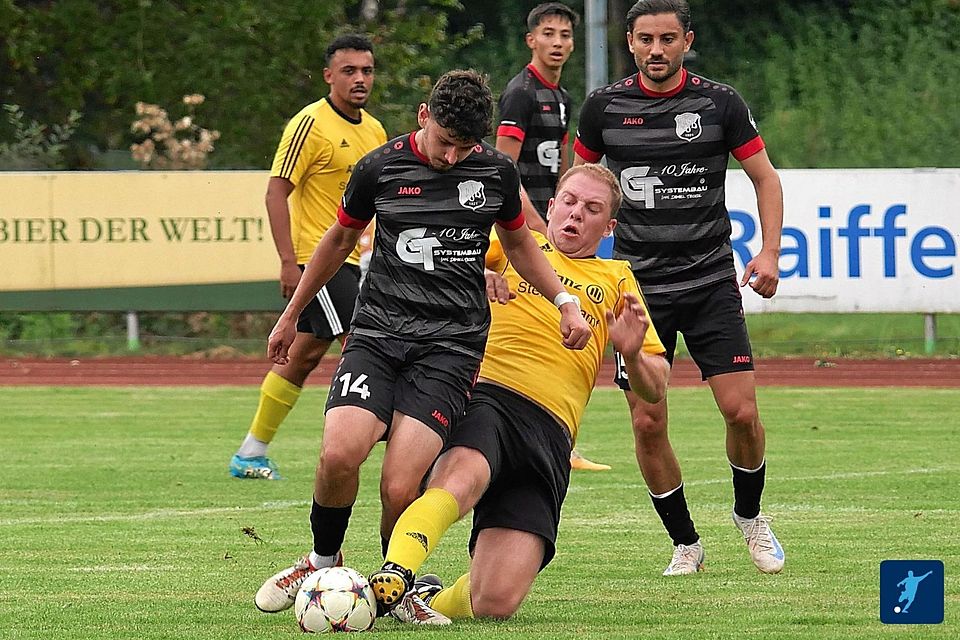 Durch das in der Schlußphase sichergestellte 1:0 beim VfB Rothenstadt (dunkles Trikot) ist der TSV Erbendorf (in Gelb-Schwarz) bis auf einen Punkt an das Führungsduo der KL Nord herangerückt.