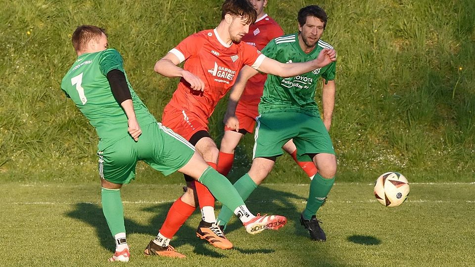 Der TSV Moorenweis (rote Trikots) setzte sich im Halbfinale gegen Althegnenberg durch.