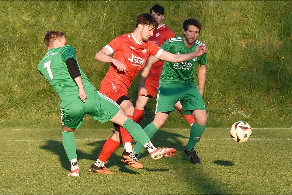 Der TSV Moorenweis (rote Trikots) setzte sich im Halbfinale gegen Althegnenberg durch.