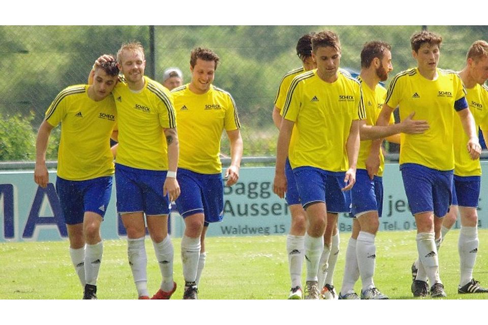 Dino Mrkic (ganz links) erzielte das zweite Tore gegen Hahnbach. Nach dem Spiel durfte sich Bach als Oberpfalzmeister feiern lassen. Foto: Schmautz