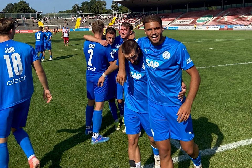 Große Freude bei den Walldorfern nach ihrem 4:1-Coup in Kassel.