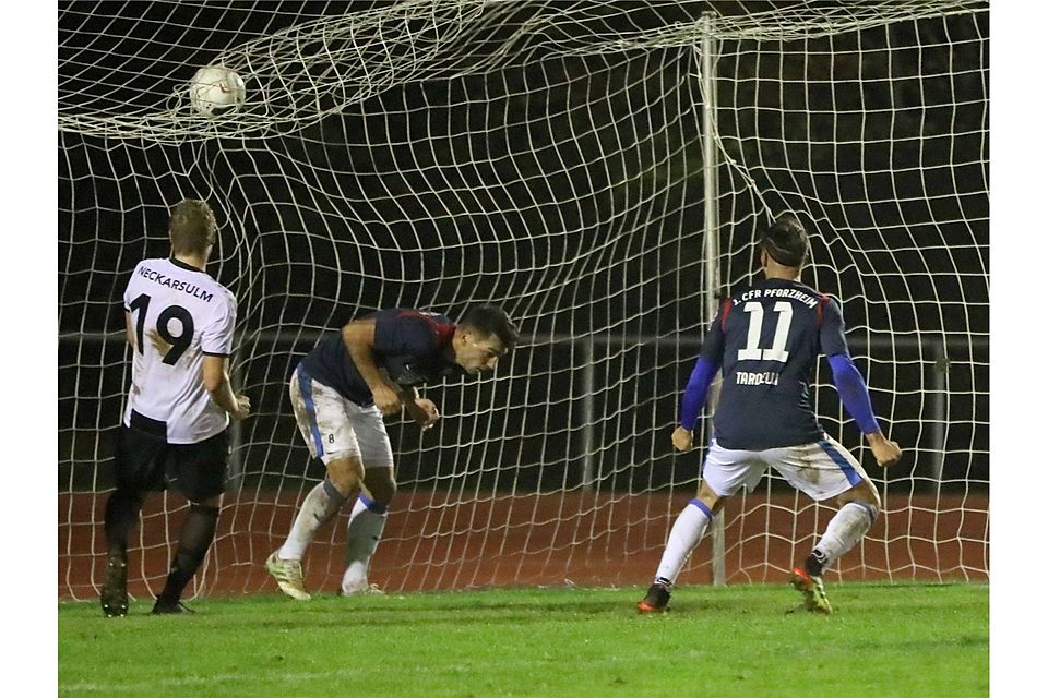 Der Ball zappelt im Netz: Meldin Kovacevic (nicht im Bild) erzielt in der Nachspielzeit den 1:1-Ausgleich für den CfR gegen Neckarsulm. Denis Gudzevic duckt sich, Joao Tardelli (11) schaut zu. Foto: Eibner