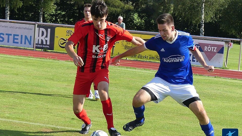 Der 1. FC Rötz (links) hat ihn, den ersten Saisonsieg!