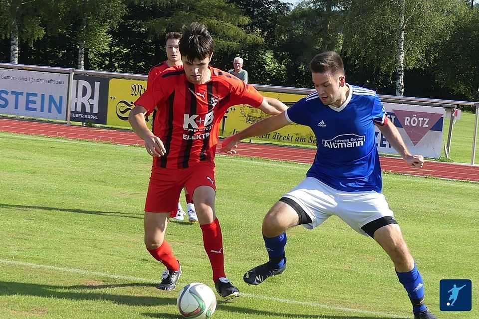 Der 1. FC Rötz (links) hat ihn, den ersten Saisonsieg!