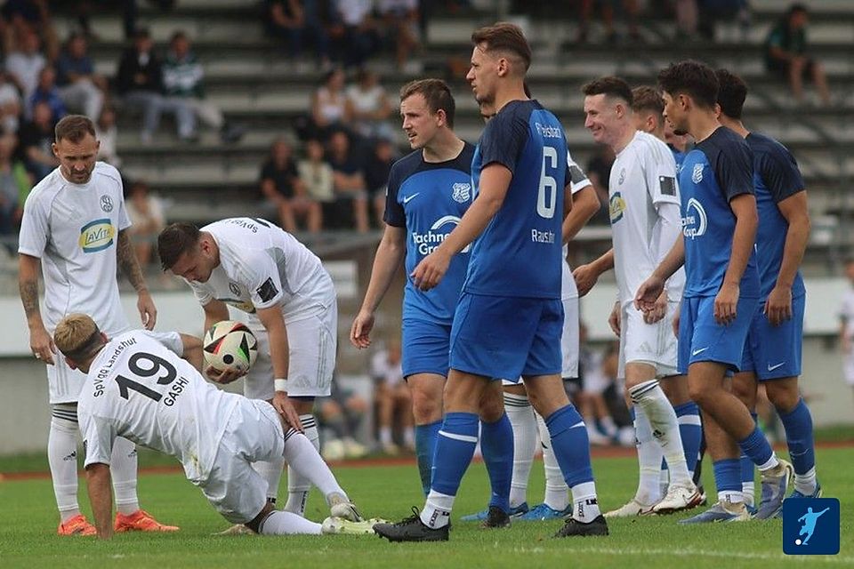 Die SpVgg Landshut (in weiß) tritt als klarer Favorit beim FC Teisbach an 