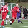 Gegen Normannia Pfiffligheim feierte TuS Wörrstadt mit dem 7:0 den bislang höchsten Saisonsieg. In dieser Szene bejubelt Torschütze Adrian Dautovic das 5:0. Leon Maurice Simon (links) kommt zum Gratulieren dazu.